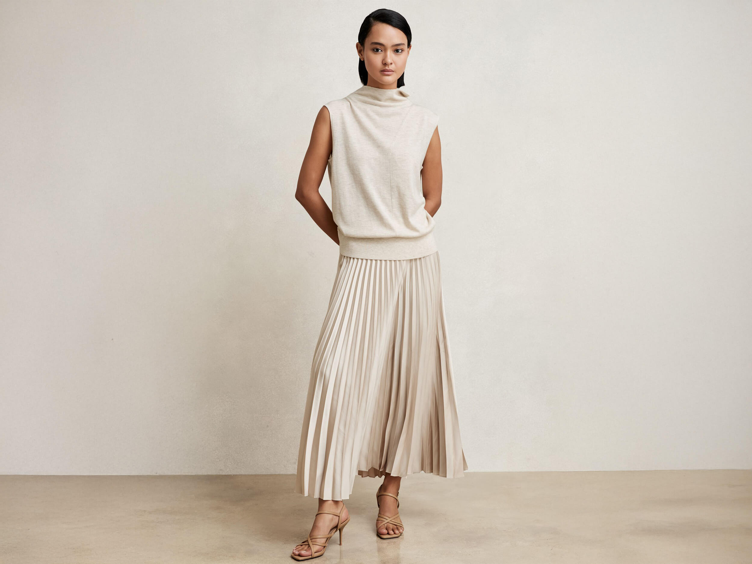 SUKNĚ KAPSULOVÝ ŠATNÍK