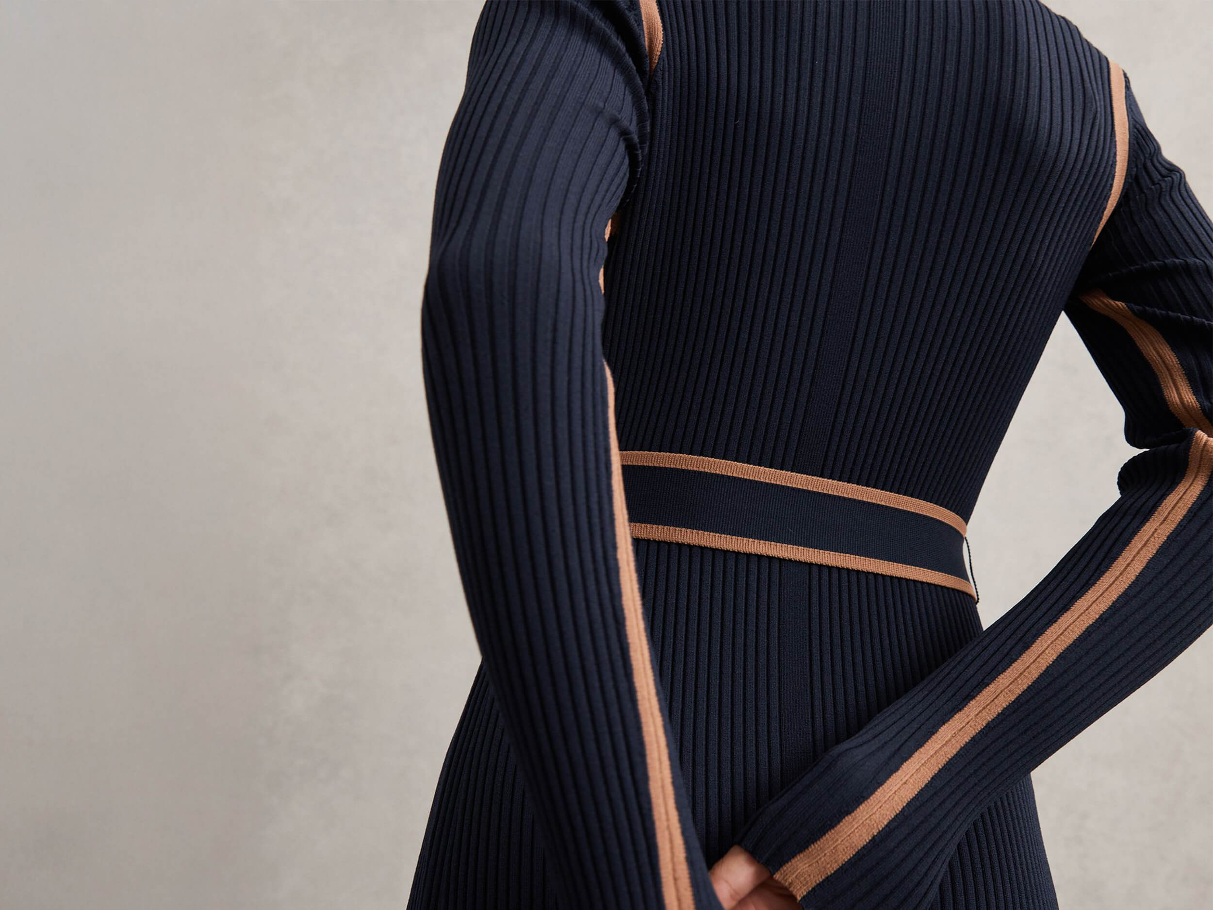 DRUHY ŽENSKÝCH ŠATŮ